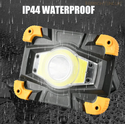 Vodootporna prenosna radna LED lampa IP44 na kisi