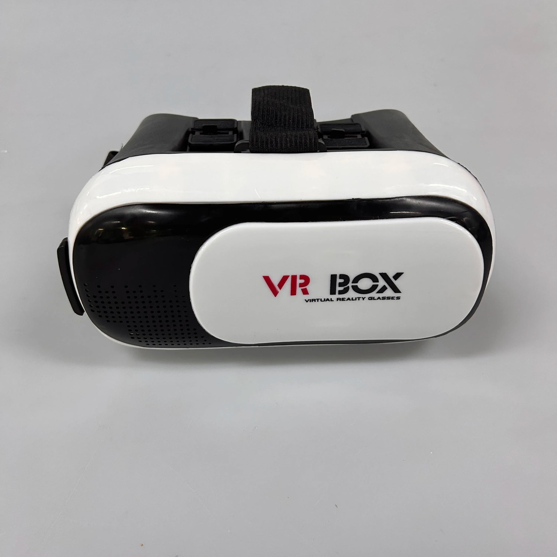 Detaljan prikaz VR naocara za telefon na sivoj podlozi