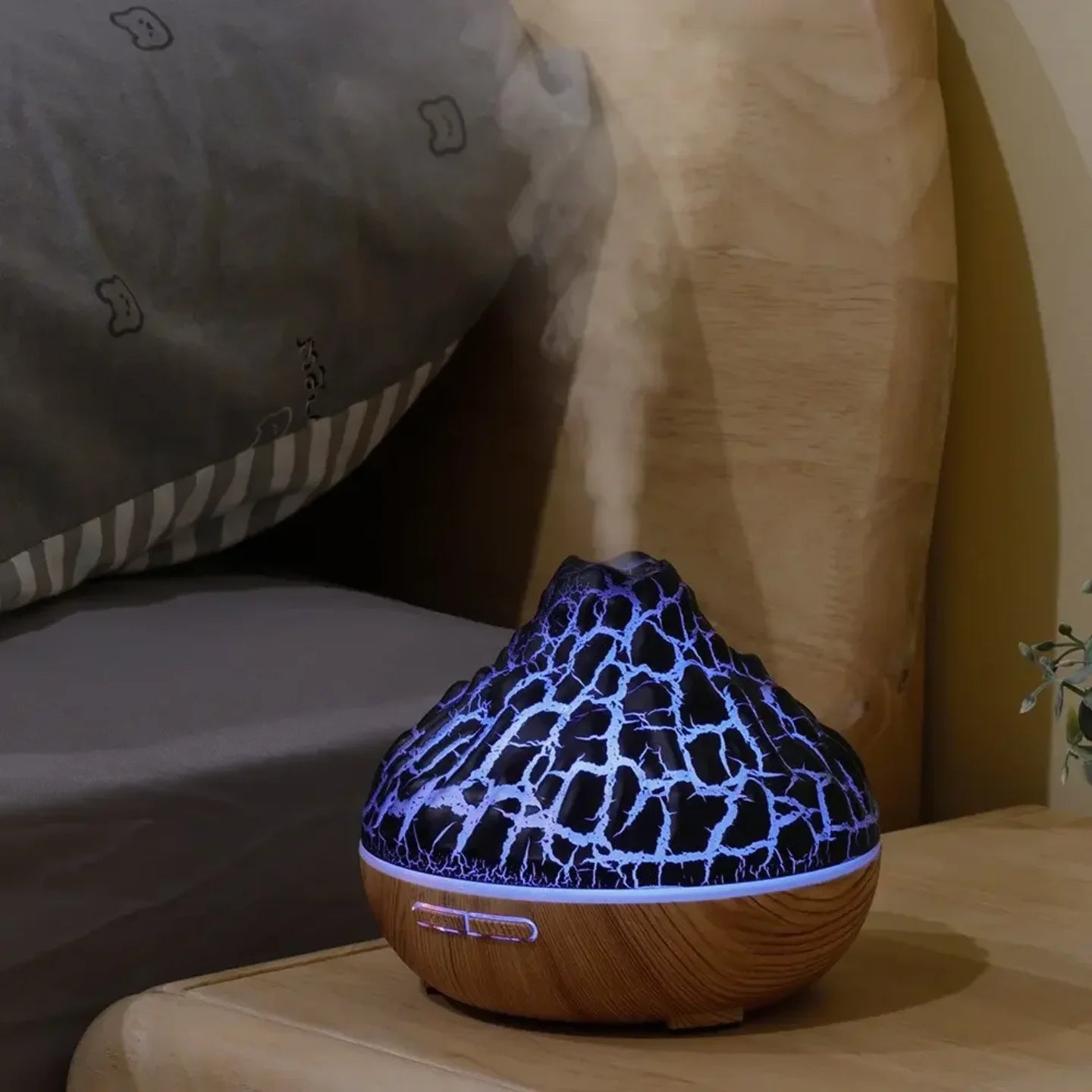 Vulkanski aroma difuzor sa ljubicastim svetlom na nocnom ormaricu