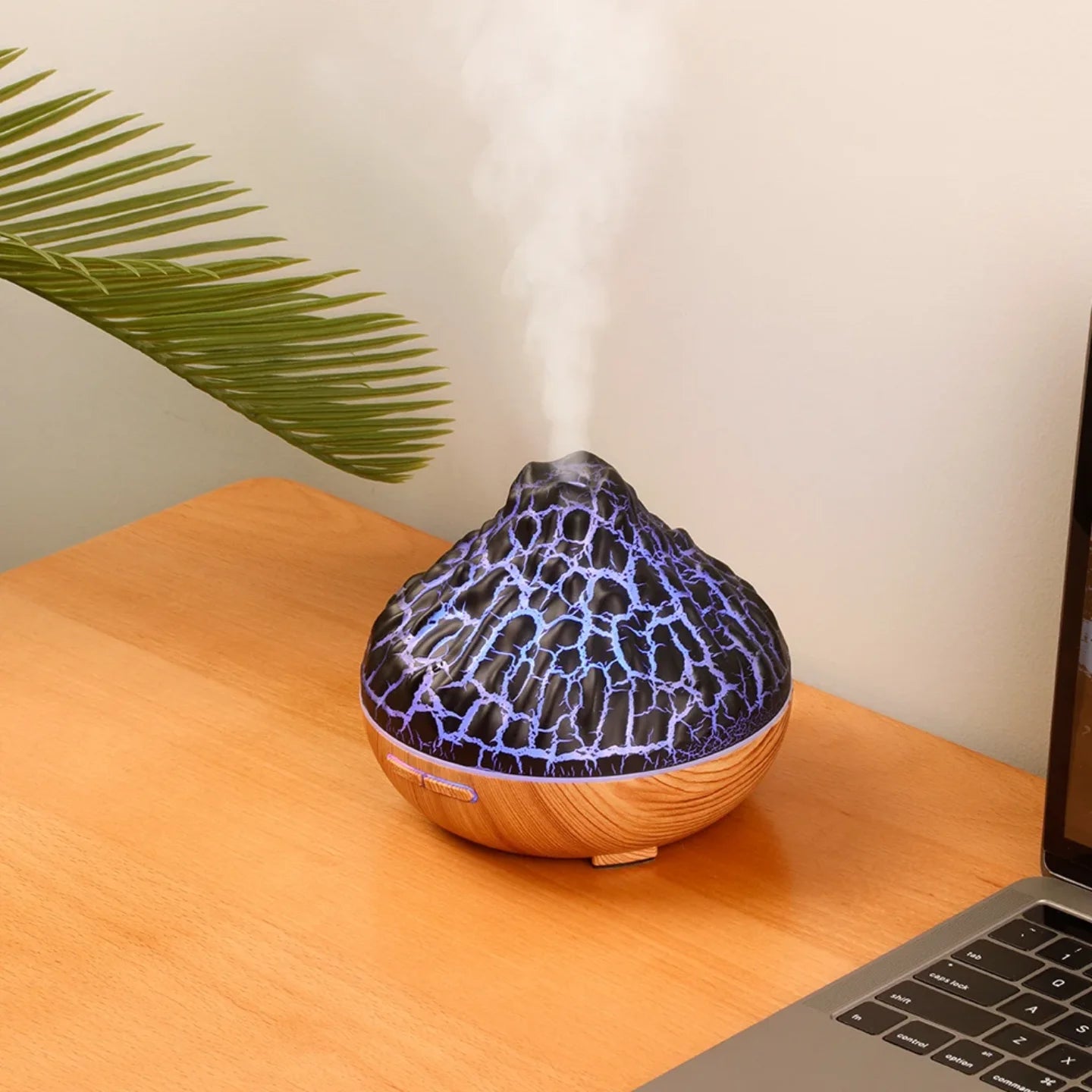 Vulkanski aroma difuzor pored laptopa na radnom stolu