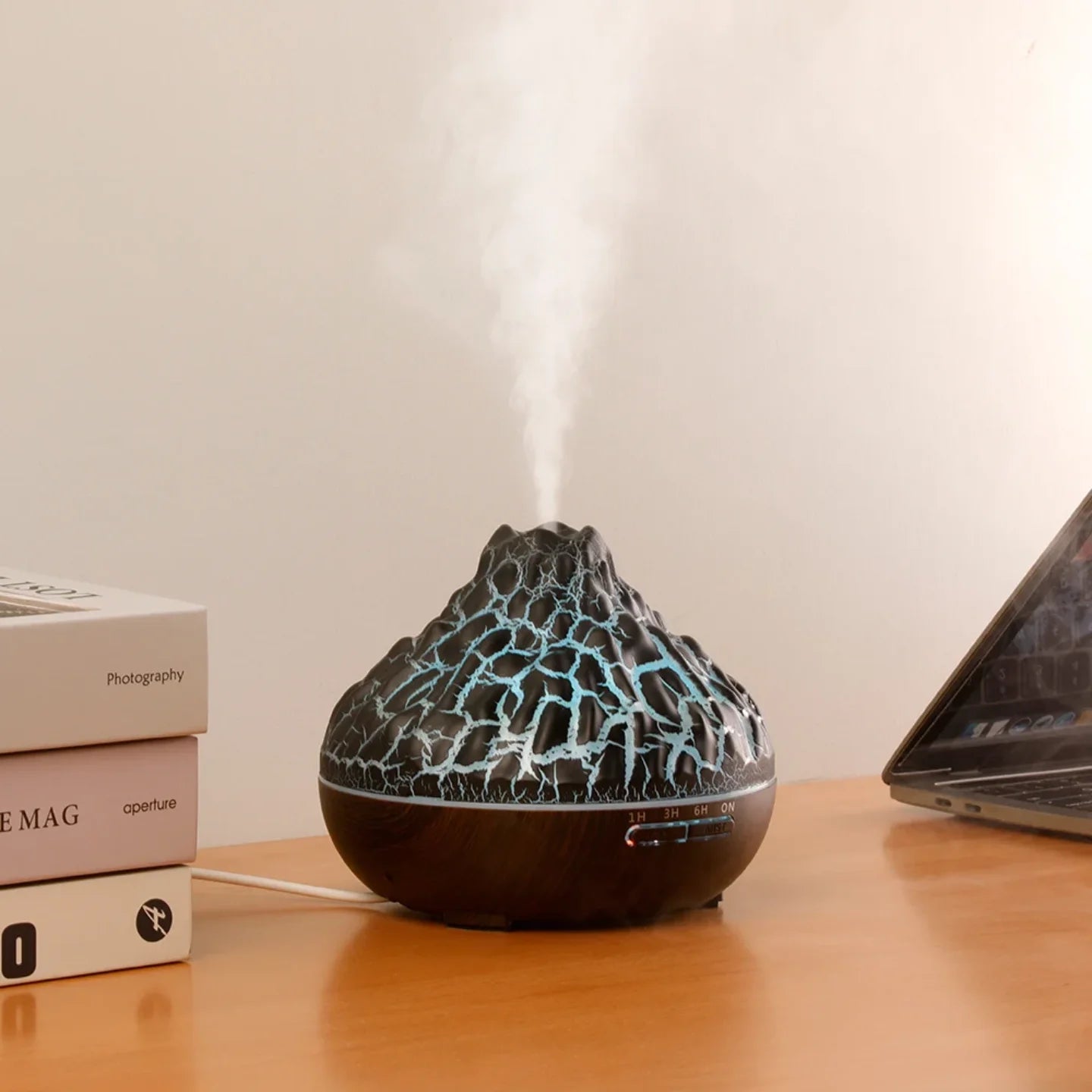 Vulkanski aroma difuzor spojen na laptop sa plavim LED svetlom