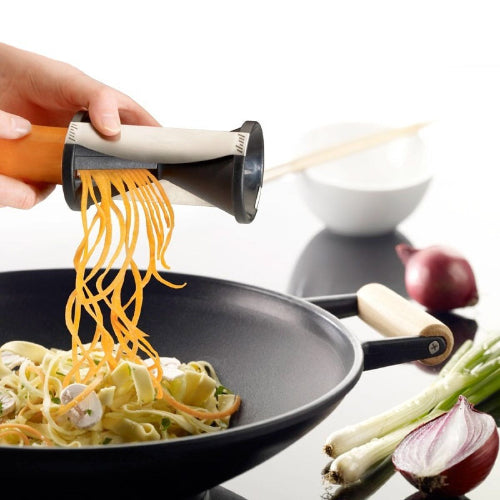 Wok sa spiralnim povrcem, azijska kuhinja, zdravo kuvanje, spiralni secko, sargarepa, luk, brzi obrok, ukusno jelo.