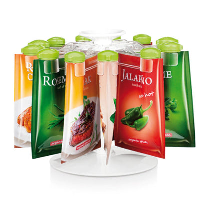 Stalak sa raznim zacinima u pakovanjima, organizovano za lako koriscenje u kuhinji.