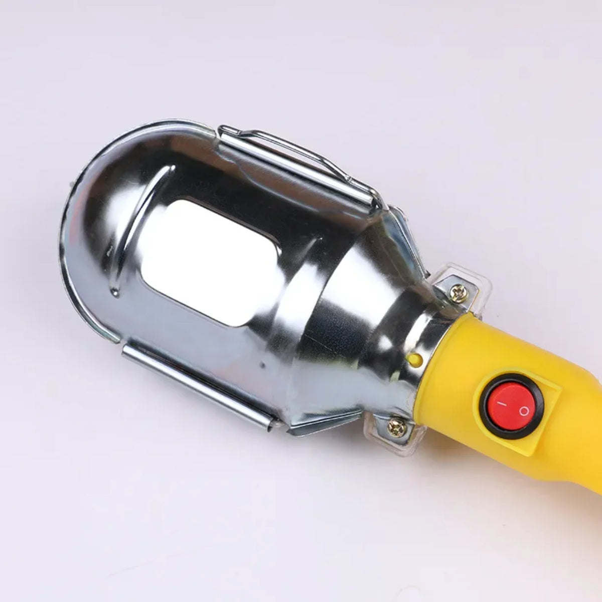 Zadnji deo radne LED lampe sa crvenim prekidacem