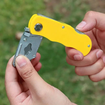 Jednostavna i brza zamena seciva na preklopnom nozu skalpelu zute boje za minimalan prekid rada