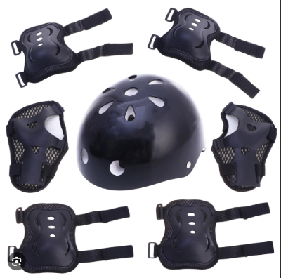 Crna kaciga i stitnici za decake. Kompletna zastitna oprema za sve sportske aktivnosti i zabavu.