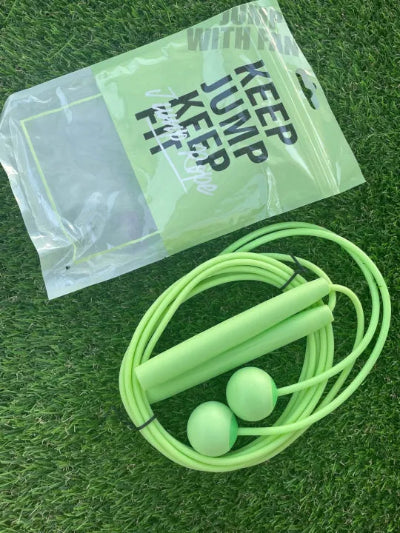 Zeleni konopac za preskakanje sa tegovima i vrecicom. Pogodan za trening, mršavljenje i poboljsanje kondicije.