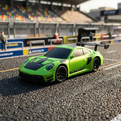 Zeleni mini drift auto igracka na trkackoj stazi