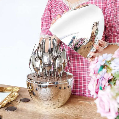 Praktican escajg set u obliku jajeta, idealan za serviranje i odlaganje pribora za jelo u domu.