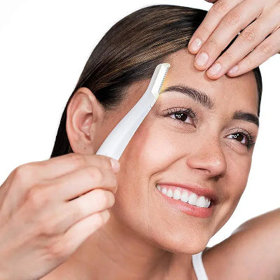 Zena koristi Flawless Dermaplane Glo za nezeljene dlacice na celu, uklanjanje malja, cista koza, lepota
