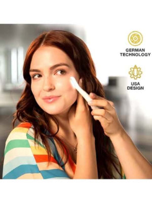 Zena koristi Flawless Dermaplane Glo za nezeljene dlacice na obrazu, uvek cista koza, efikasno uklanjanje dlacica.