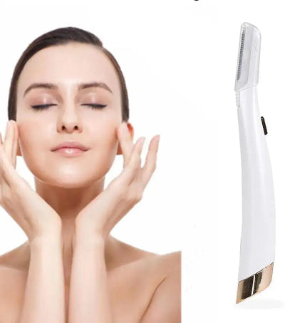 Zena sa blistavom kozom nakon tretmana, Flawless Dermaplane Glo, nega lica, glatka i sjajna koza