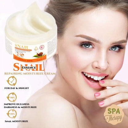 Nasmejana zena svetle puti sa roze noktima dodiruje usne, u prvom planu teglica i ambalaza kreme Snail Repairing Moisturize Cream.
