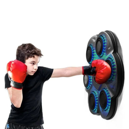 Decak trenira boks na zidnoj bokserskoj meti sa LED svetlom
