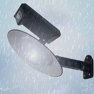 Prikaz solarne lampe postavljene na zid tokom kise, naglasavajuci vodootpornost i otpornost na sve vremenske uslove.