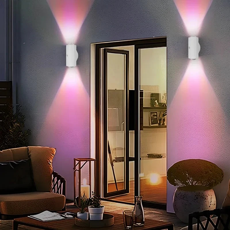 Dve zidne RGB lampe osvetljavaju terasu i ulazna vrata u vecernjoj atmosferi