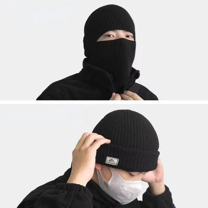 Crna zimska pletena kapa balaklava nosena kao maska i kao kapa