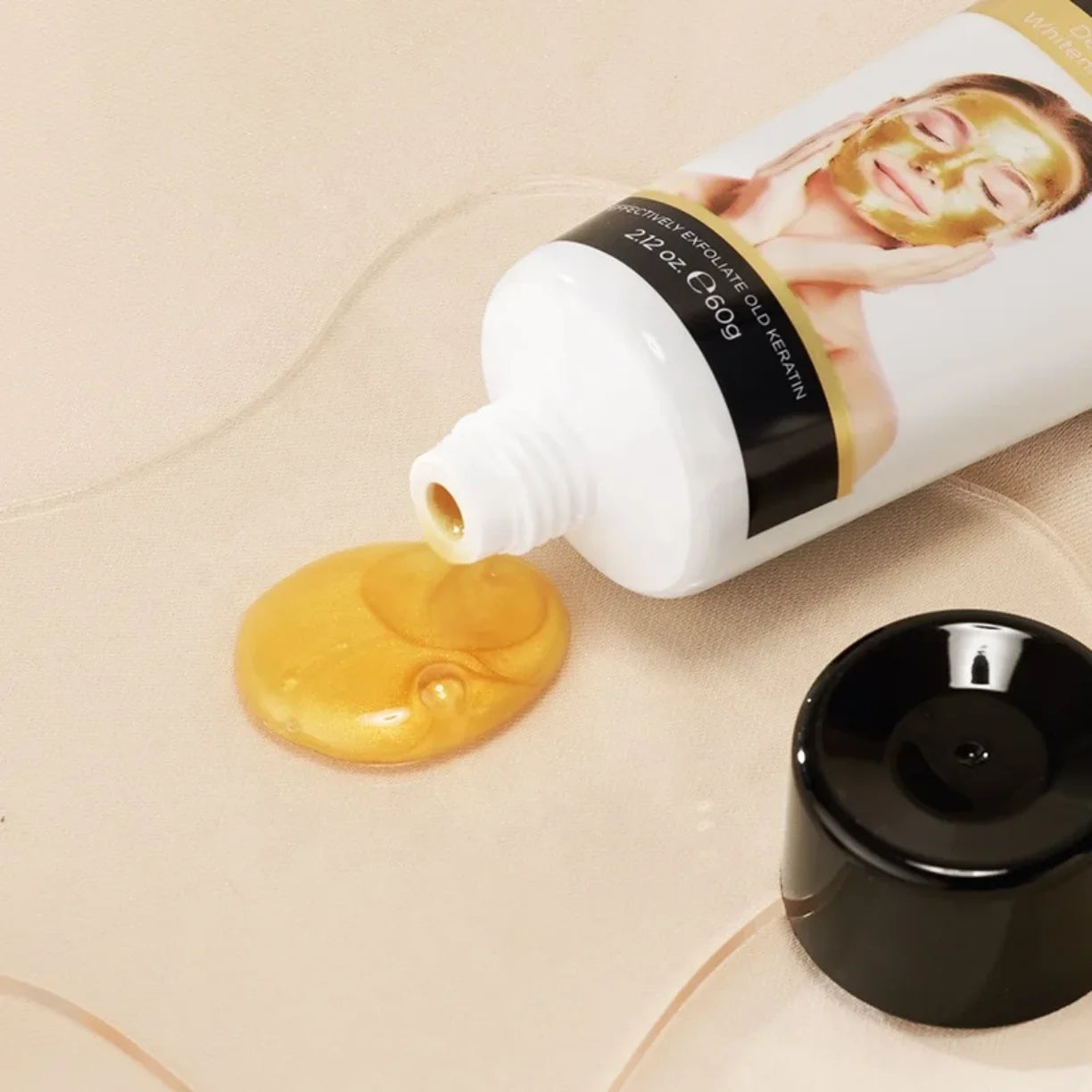 Istisnuta zlatna peel off maska za lice iz tube na bezu podlogu